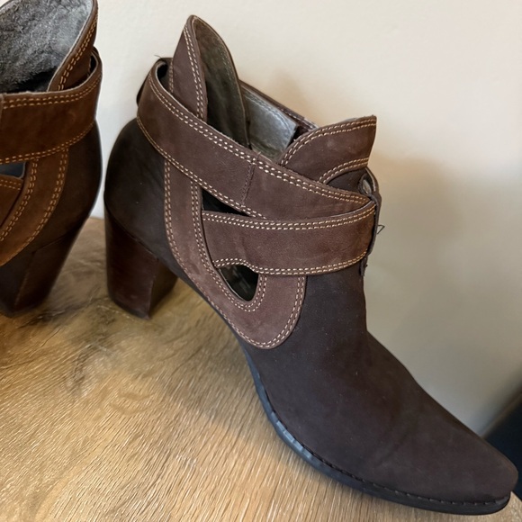 FUGITIVE Brown Suede Leather Boots Booties Heeled Heels - Picture 8 of 13